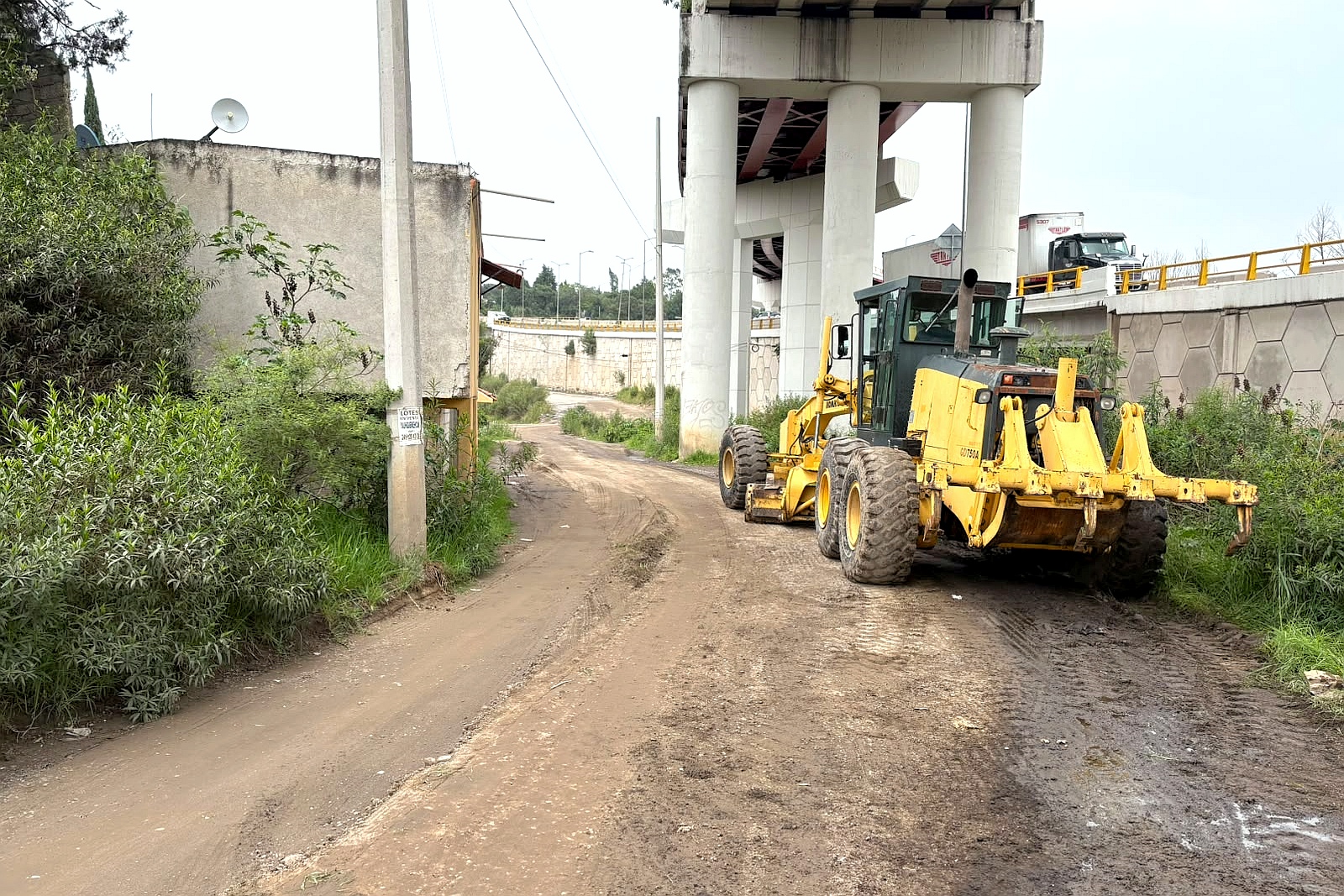 Gobierno de Alfonso Sánchez García da mantenimiento a calle Revolución en San Esteban Tizatlán